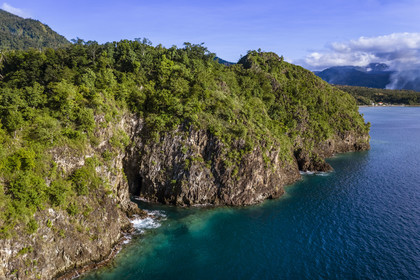 Caraïbes, Ile de la Dominique, Pointe de Toucari Bay au nord de Portsmouth (vue aérienne)