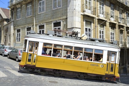 Portugal, Lisbonne, quartier du Bairro Alto, le célèbre tramway (electricos) 28