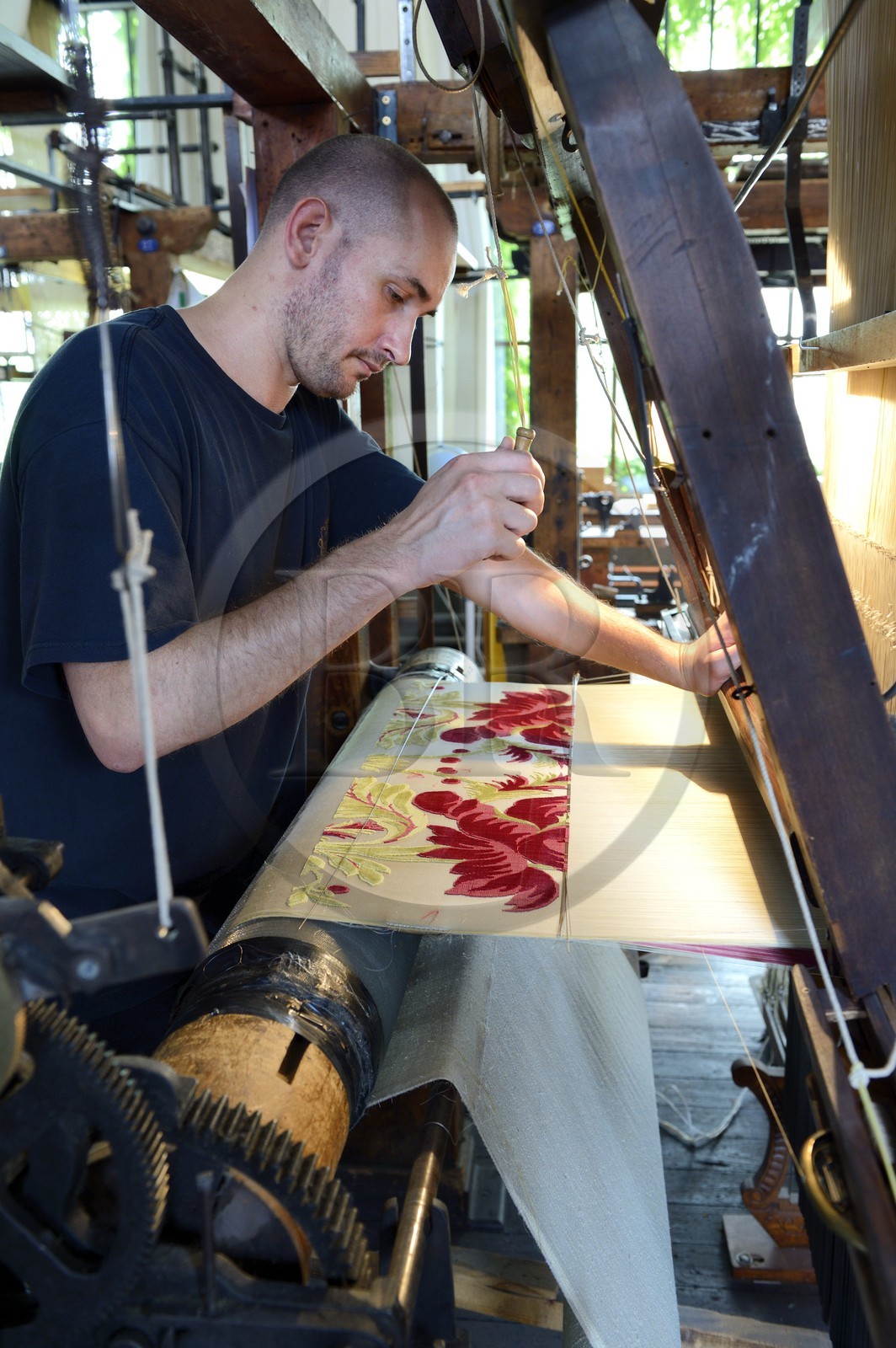 France, Rhône (69), Lyon, quartier de la Croix-Rousse, Manufacture de soieries Prelle, métier à tisser la soie mis au point par Joseph Marie Jacquard dit métier Jacquard, le canut Sébastien