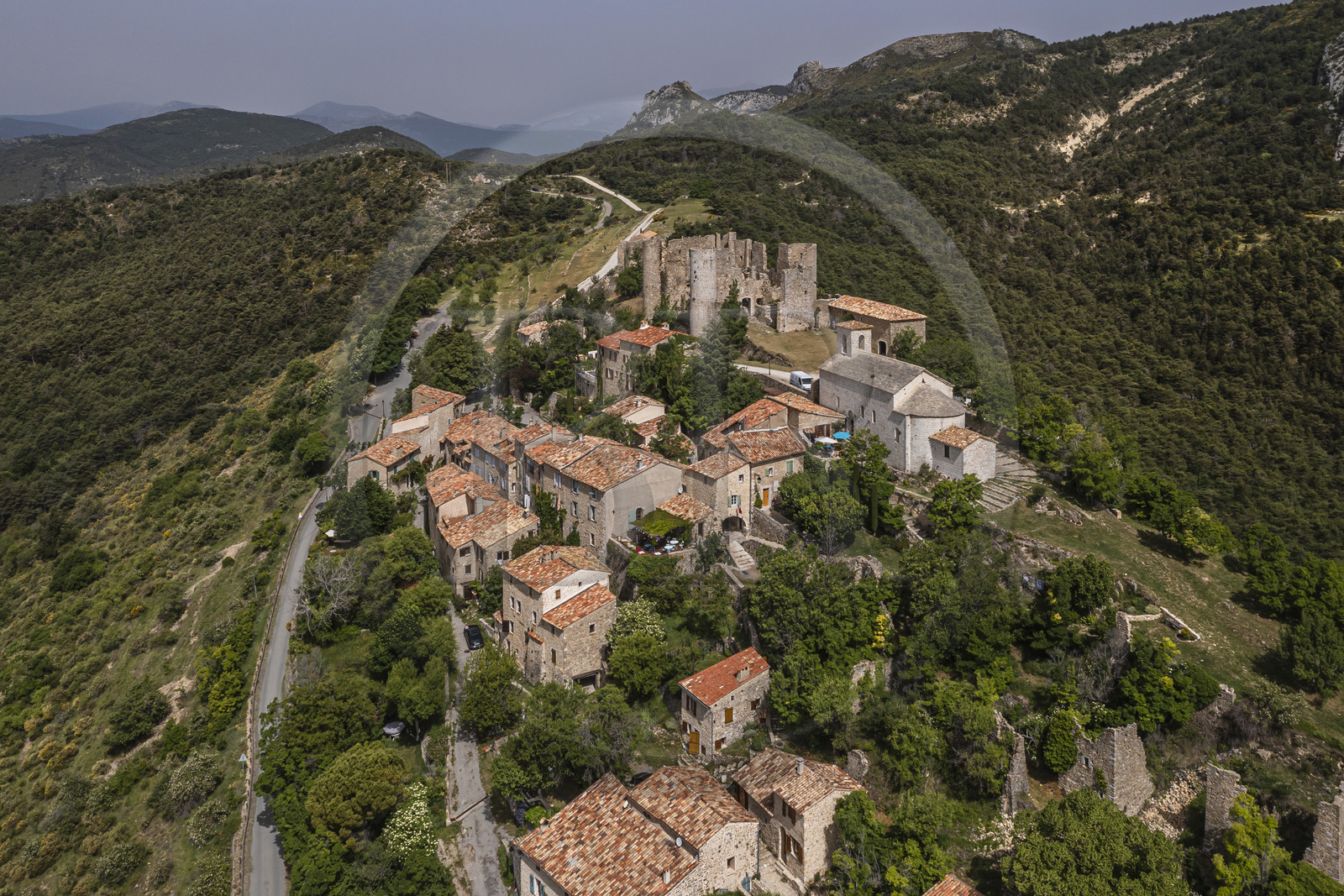 France, Var (83), parc naturel régional du Verdon, Bargème, labellisé Les Plus Beaux Villages de France, dominé par le chateau Sabran de Ponteves (vue aérienne)