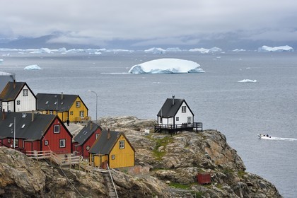Groenland, cote ouest, baie de Baffin, la ville de Uummannaq accrochée à la roche et icebergs en arrière plan