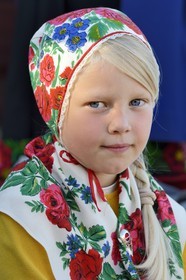 Suède, comté de Dalécarlie, région de Leksand, célébrations du solstice d'été dans le petit hameau de Hjulbäck, jeune fille en costume traditionnel