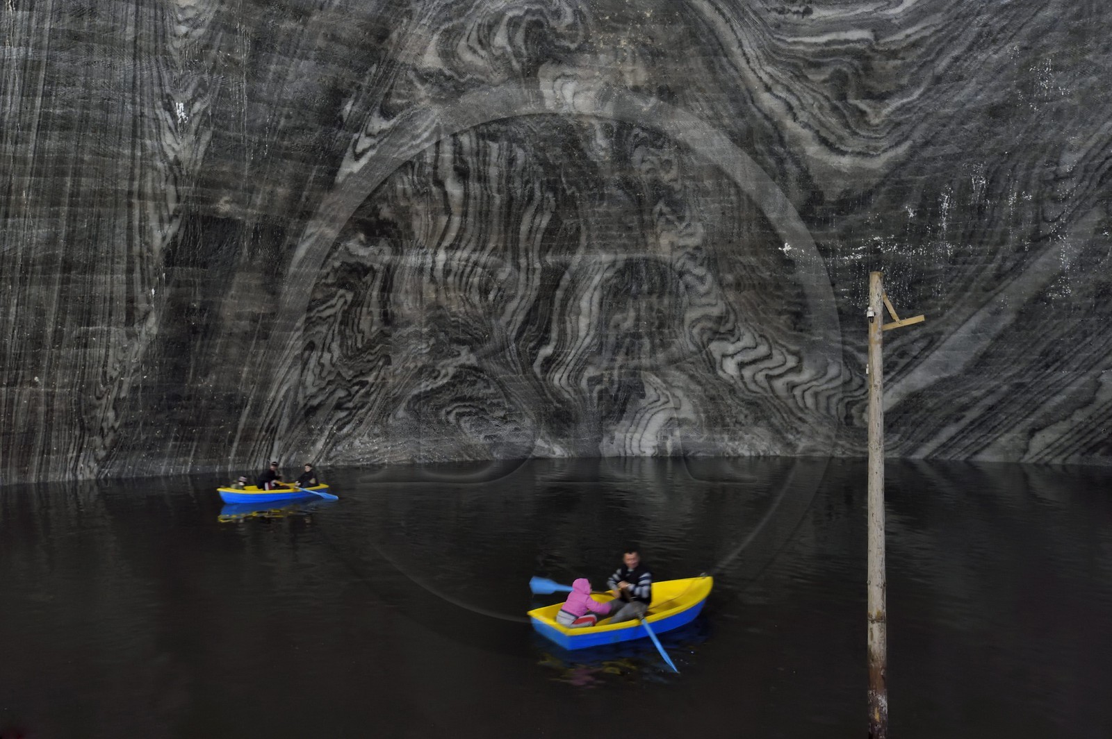 Roumanie, Transylvanie, région de Cluj, Turda, ancienne mine de sel de Turda dont l'exploitation a commencée à l'époque romaine, transformée en centre de loisirs et de santé, le lac souterrain