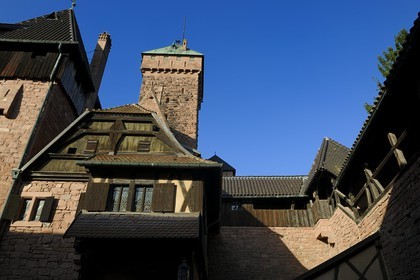 France, Bas-Rhin (67), le château du Haut-Koenigsbourg, la cour basse surplombée du donjon