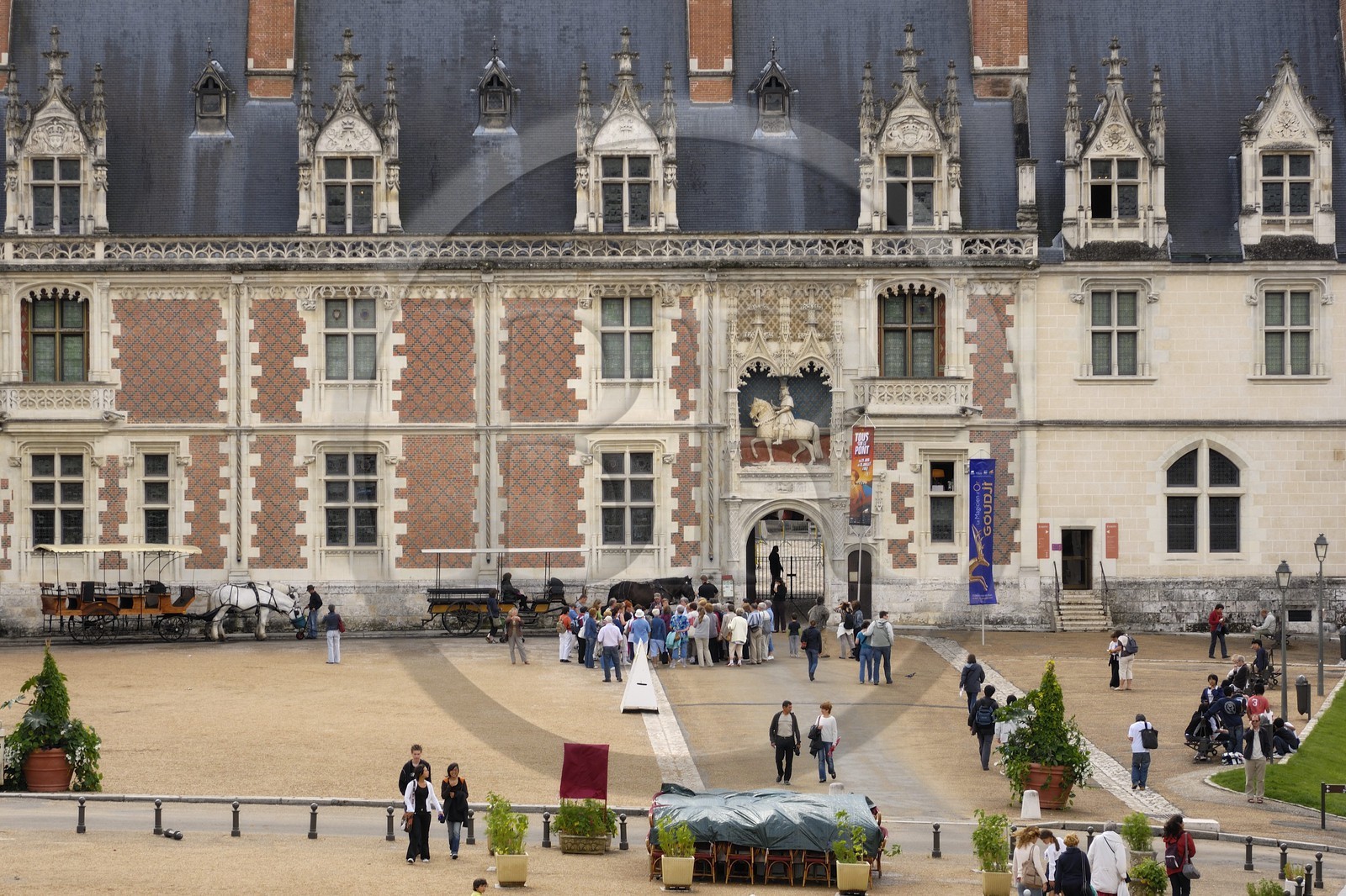 France, Loir-et-Cher (41), vallée de la Loire classée au Patrimoine Mondial de l'UNESCO, château de Blois, façade de l'aile Louis XII