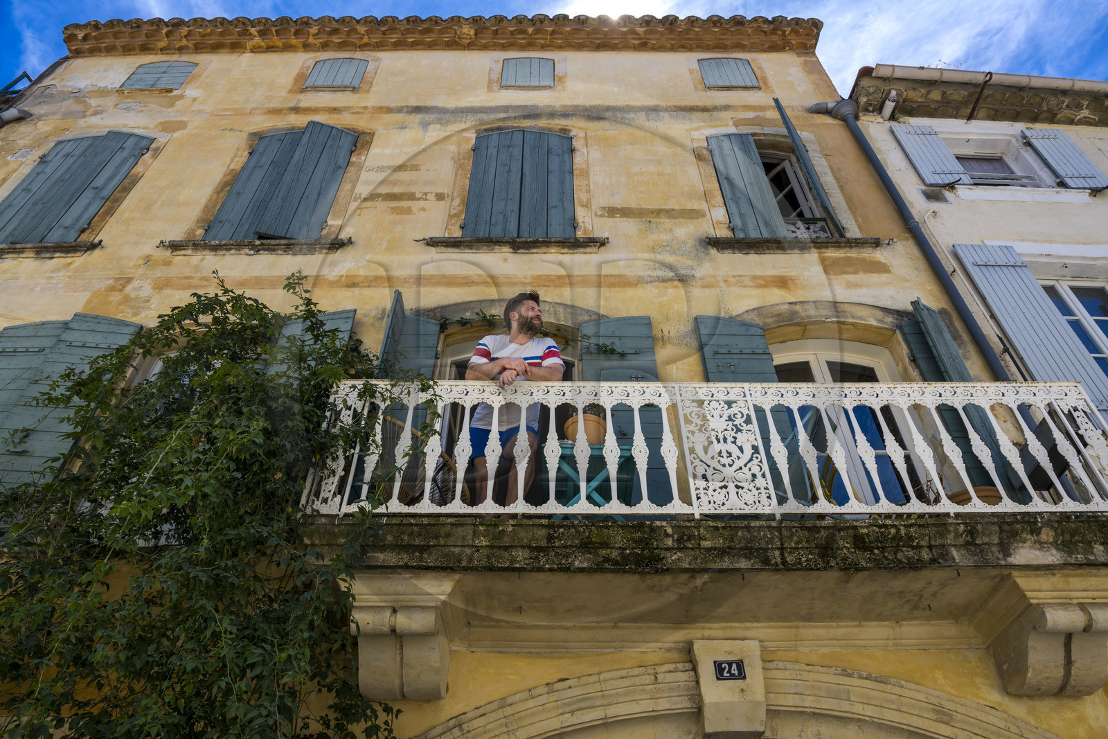 France, Bouches-du-Rhône (13), Tarascon, Gwen Delabar sur le balcon de sa maison d'hôte et résidence d'artiste Rue du Chateau