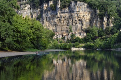 France, Dordogne (24), Périgord Noir, vallée de la Dordogne, La Roque-Gageac, labellisé Les Plus Beaux Villages de France, les maisons sous la falaise