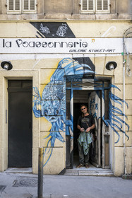 France, Bouches-du-Rhône (13), Marseille, quartier du Panier, le street artiste Loïc Perrel dit Poasson dans son atelier galerie de la rue des Phocéens