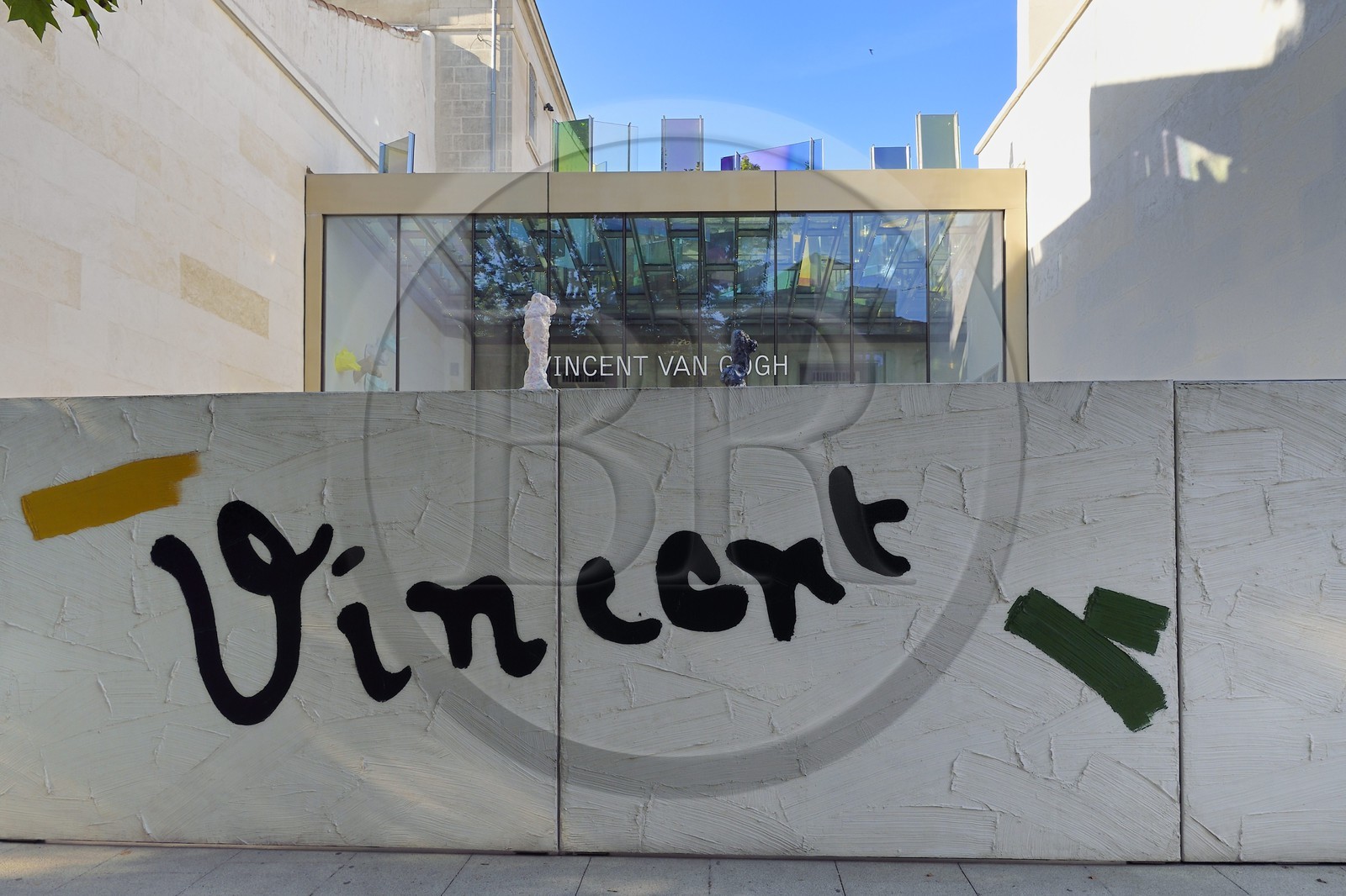 France, Bouches-du-Rhône (13), Arles, Fondation Vincent Van Gogh (Mention Obligatoire), centre d’art contemporain qui a investi un hôtel du XVe siècle, portail d'entrée de la fondation, oeuvre de Bertrand Lavier affichant la signature de Vincent Van Gogh