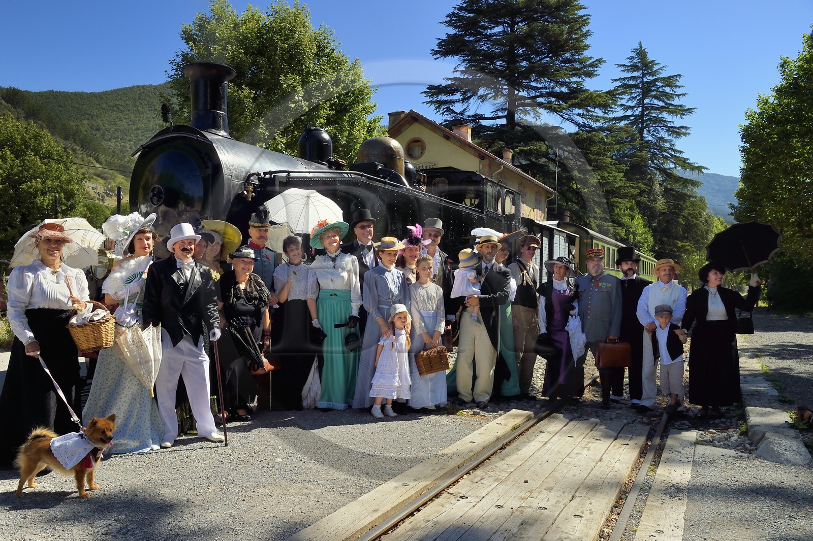 France, Alpes-Maritimes (06), Puget Théniers, le Train des Pignes, membres de l'AHVAE (Association d'histoire vivante et de d'archéologie expérimentale) en costume Belle Epoque devant la locomotive à vapeur