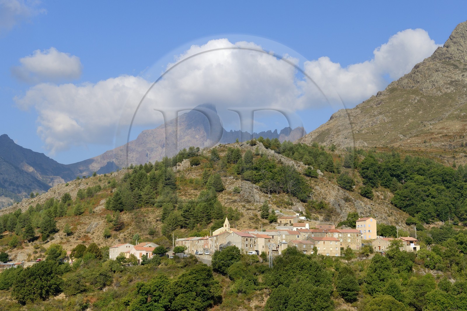 France, Haute-Corse (2B), région du Niolu (Niolo), Calasima plus haut village de Corse (1 095m) au pied de la montagne du Paglia Orba en forme d’aileron de requin