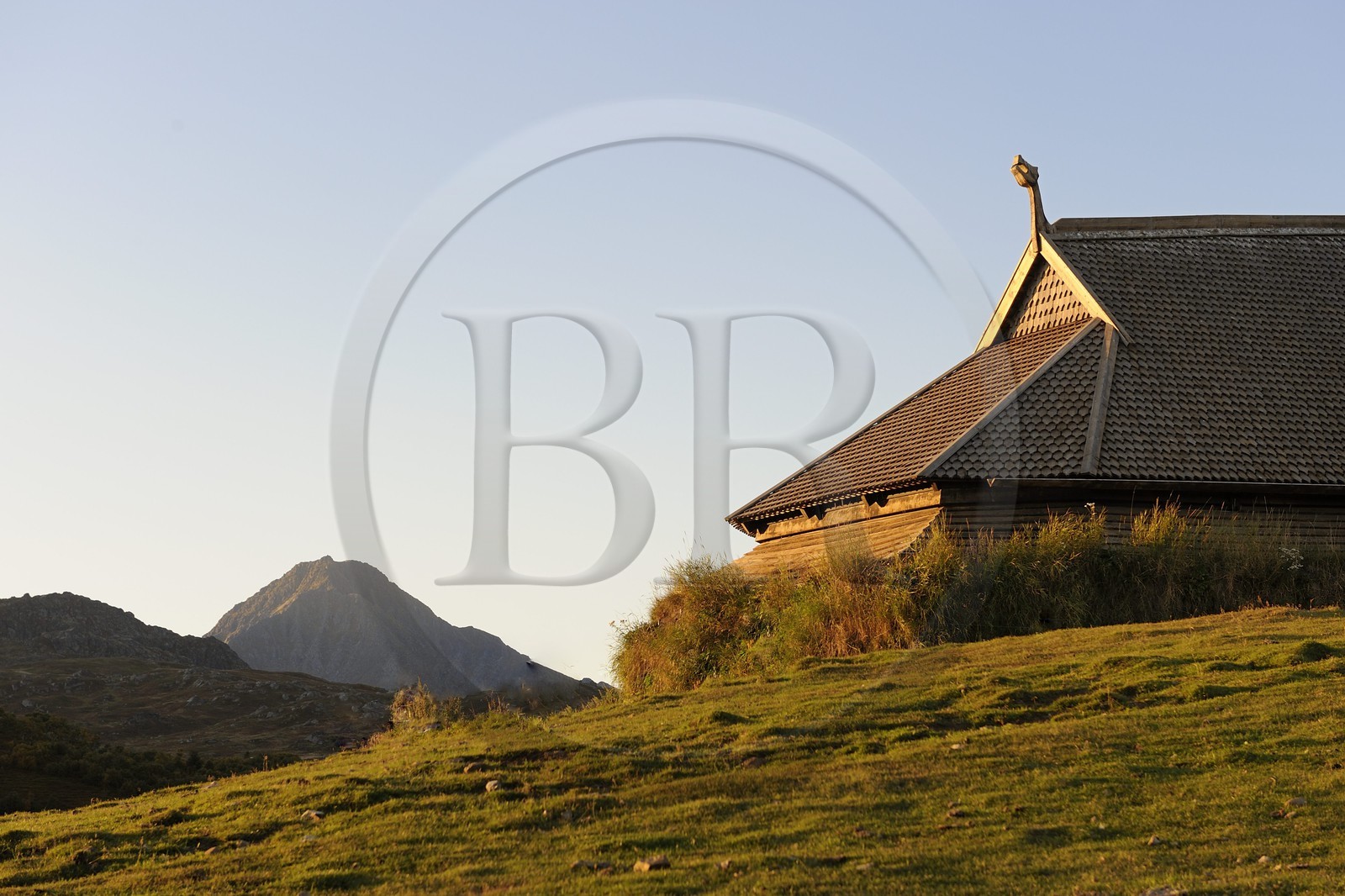 Norvège, Nordland, Iles Lofoten, Vestvagoy, musée viking de Borg sur l'ile de Vestvagoy, reconstruction d'une maison ancienne longue de 83 m