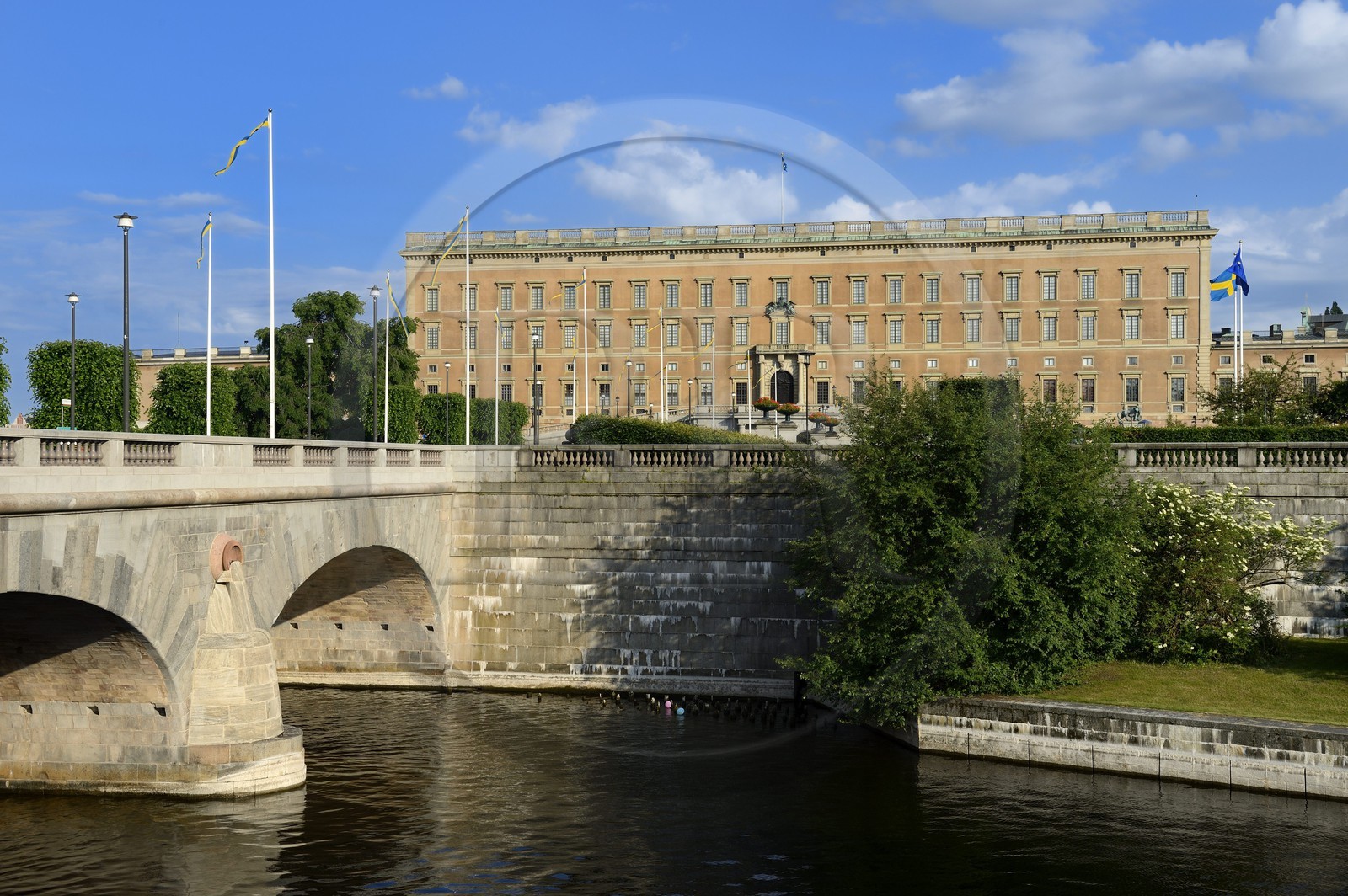 Suède, Stockholm, île de Gamla Stan (vieille ville), le Palais Royal en bordure du Norrström