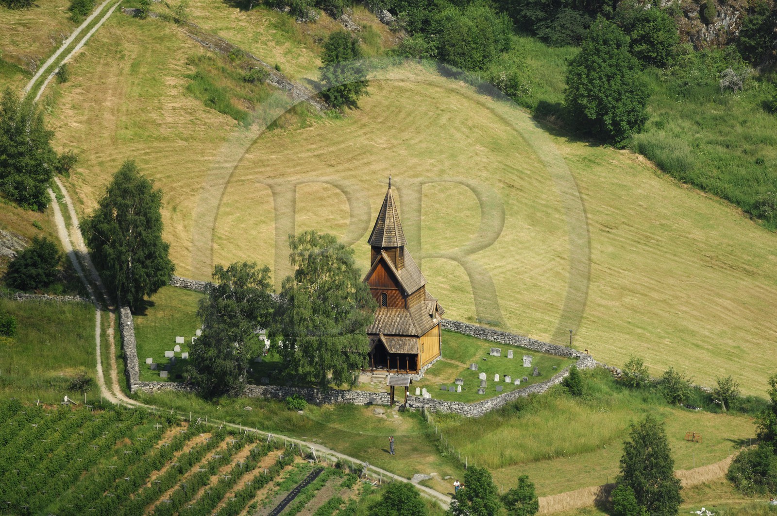 Norvège, Sogn og Fjordane, fjord de Lujster (Lustrafjord), église en bois debout d'Urnes (vue aérienne)
