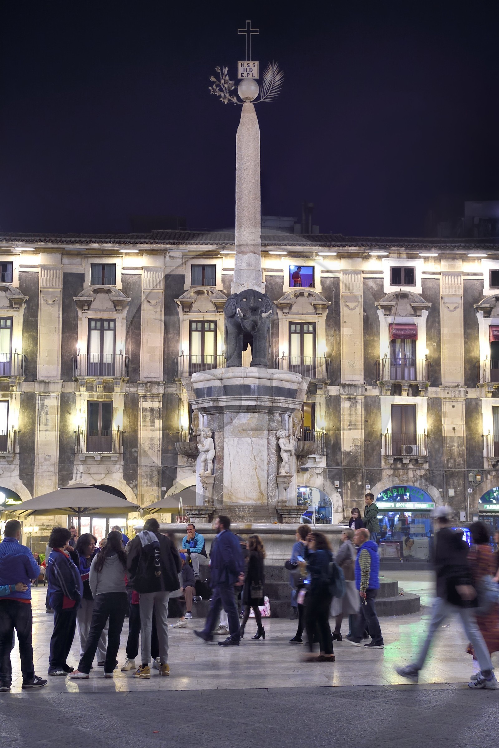 Italie, Sicile, Catane, ville baroque classée au Patrimoine Mondial de l'UNESCO, Piazza del Duomo, la fontaine de l'Elephant en basalte et marbre blanc du XVIIIe siècle est le symbole de la ville