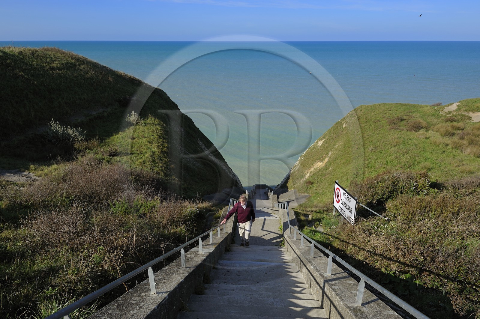 France, Seine-Maritime (76), Pays de Caux, Côte d'Albâtre, petite valleuse à Sotteville-sur-Mer, escalier menant à la mer