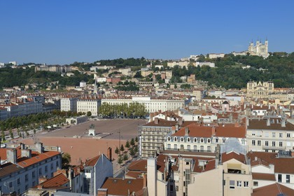 France, Rhône (69), Lyon, site historique classé Patrimoine Mondial de l'UNESCO, la place Bellecour dans le quartier de la Presqu'Ile  dominé par la Basilique Notre Dame de Fourvière