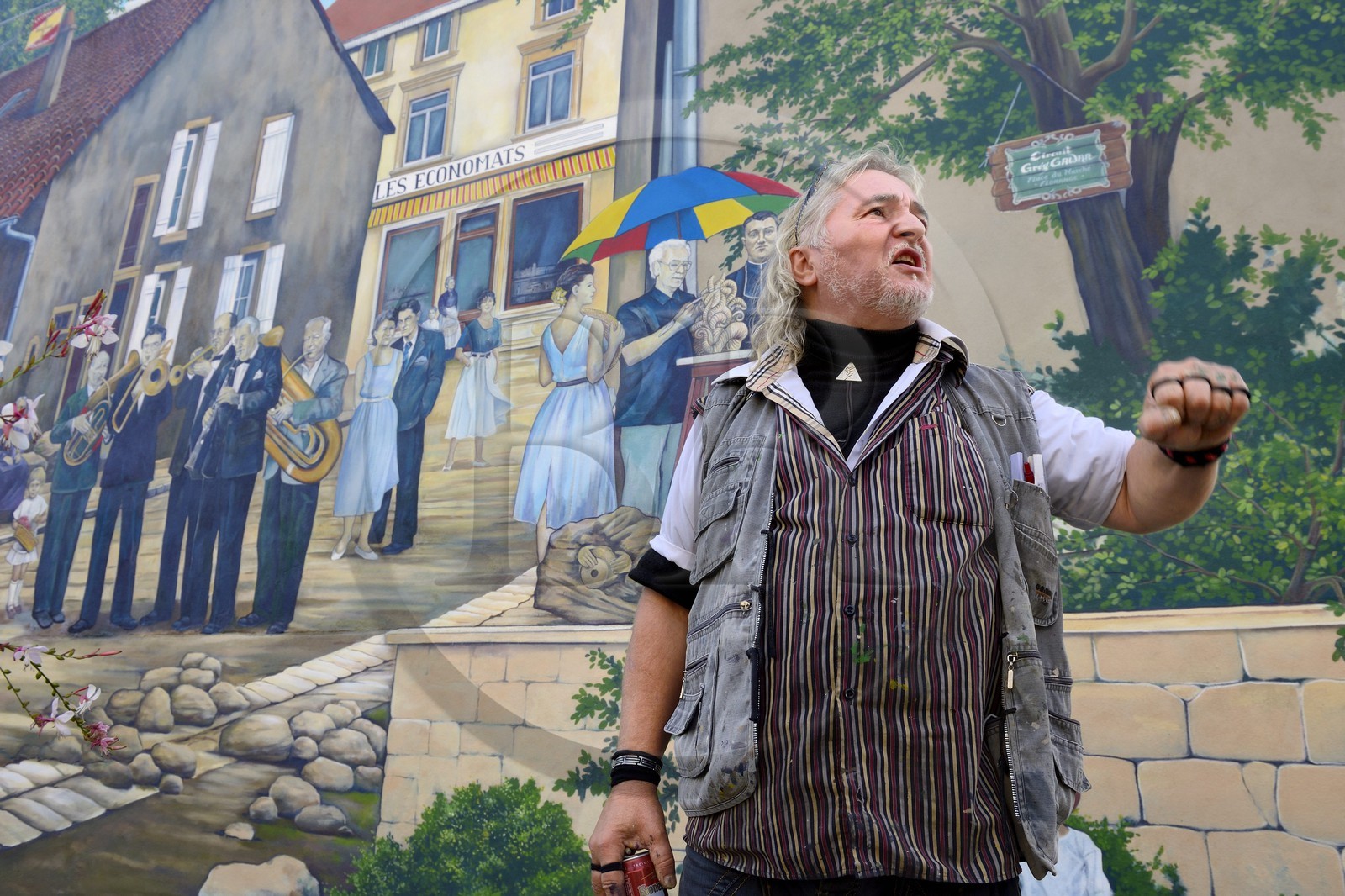 France, Moselle (57), Vallée de la Fensch, le peintre Greg Gawra devant une de ses oeuvres sur le mur de la poste de Nilvange