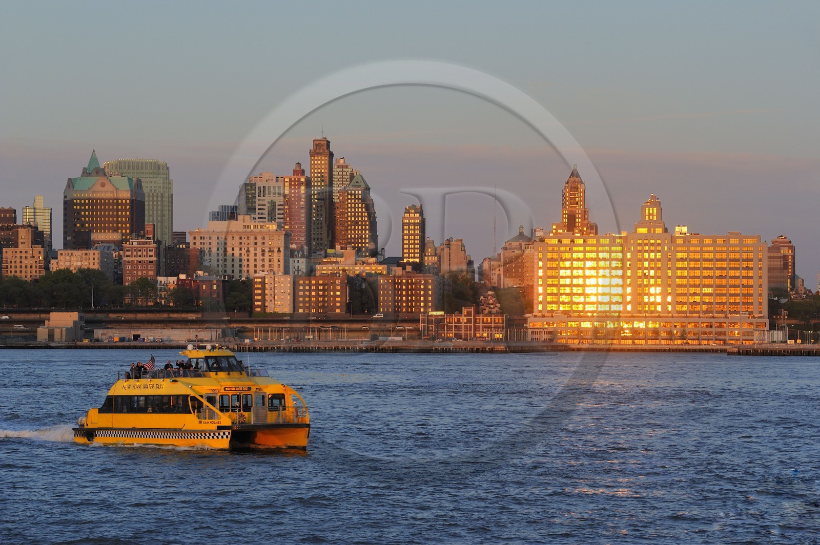 Etats-Unis, New York, taxi boat devant les gratte-ciel de Brooklyn