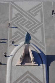 Islande, Reykjavik, statue de Leifur Eriksson devant Hallgrimskirkja