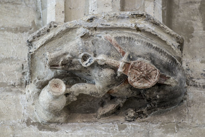 France, Vaucluse (84), Avignon, Palais des Papes classé Patrimoine mondial de l'UNESCO, salle de la Grande Audience aussi tribunal de la Rota, cul-de-lampe polychrome du XIVème siècle représentant un sanglier vorace