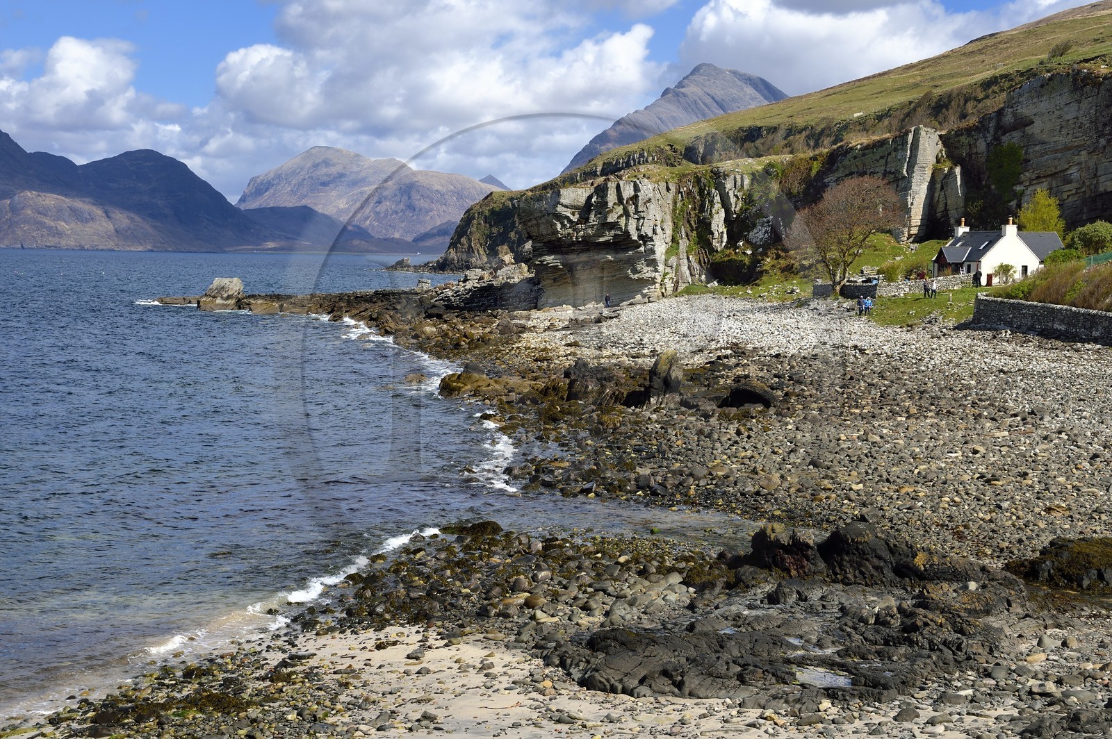 Royaume-Uni, Ecosse, région des Highlands, les Hébrides, Ile de Skye, plage de Elgol sur les rives du Loch Scavaig au bout de la péninsule de Strathaird et le massif des Black Cuillin Mountains en arrière plan