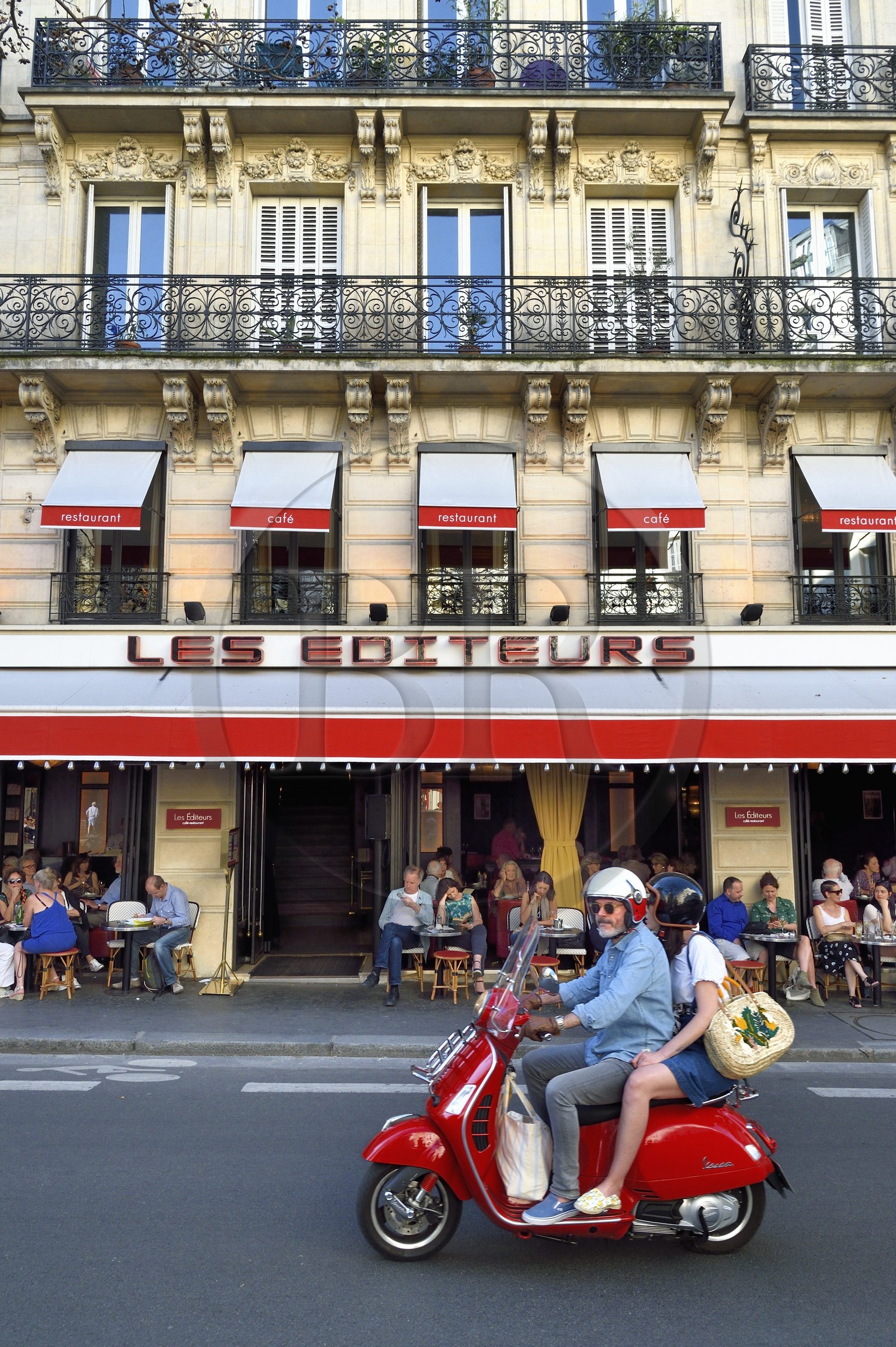 France, Paris, Carrefour de l'Odéon, Café les Editeurs
