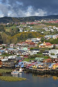 Chili, région de Los Lagos, Ile de Chiloé, ville de Castro, maisons de pecheurs en bois sur pilotis appelés palafitos dans l'estuaire de la rivière Gamboa