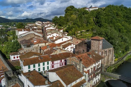 France, Pyrénées-Atlantiques (64), Pays-Basque, Saint-Jean-Pied-de-Port dominé par la citadelle, le Pont Vieux sur la rivière Nive de Béhérobie et l'église de l'Assomption ou Notre-Dame du Bout du Pont (vue aérienne)