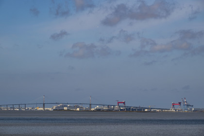 France, Loire-Atlantique (44), Estuaire de la Loire, le pont de Saint-Nazaire et les Chantiers de l'Atlantique