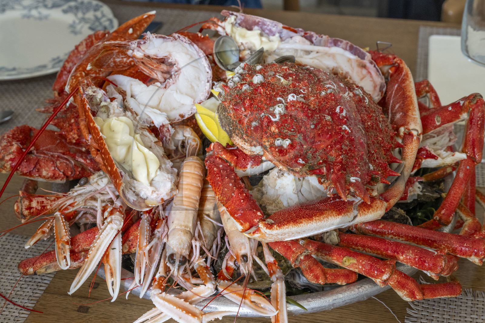 France, Finistère (29), Pays des Abers, Ile Vierge, le phare de l'Ile Vierge, l'ancien phare de 1845 transformé en écogite, plateau de fruits de mer