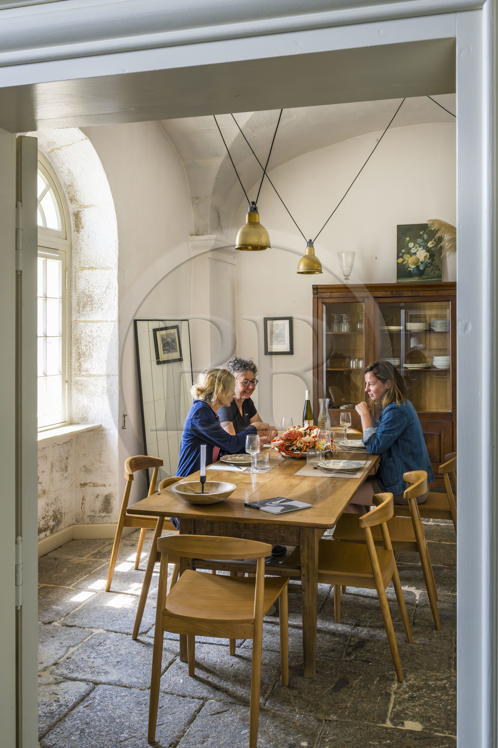 France, Finistère (29), Pays des Abers, Ile Vierge, le phare de l'Ile Vierge, l'ancien phare de 1845 transformé en écogite dans l'ancien logement des gardiens, plateau de fruits de mer pour le diner dans la salle à manger