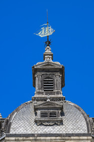 France, Charente-Maritime (17), La Rochelle, girouette au sommet de la porte de la Grosse Horloge
