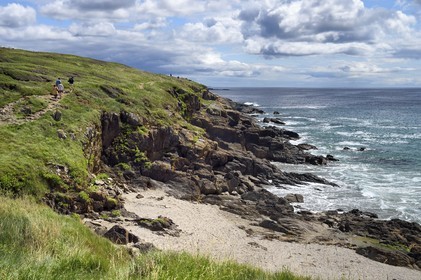 France, Finistère (29), Moelan-sur-Mer, le littoral entre Kerfany les Pins et la plage de Trenez sur le chemin de Grande Randonnée GR 34 ou sentier des douaniers