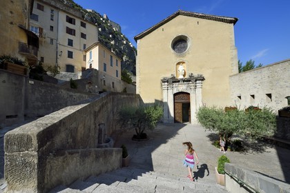 France, Alpes-de-Haute-Provence (04), cité médiévale d'Entrevaux fortifiée par Vauban, la cathédrale fortifiée Notre-Dame-de-l'Assomption