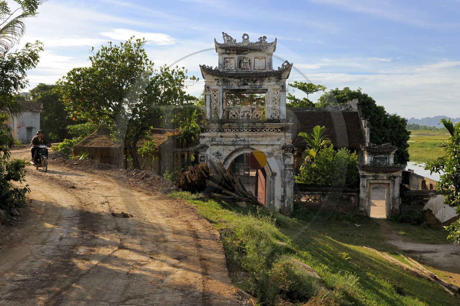 Vietnam, province de Ninh Binh, temple bouddhiste