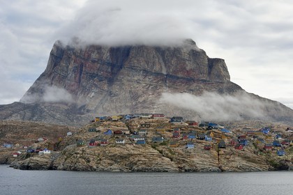 Groenland, cote ouest, la ville d'Uummannaq dominée par le mont Uummannaq qui culmine à 1170 m