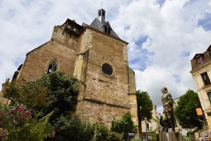 France, Dordogne (24), Périgord Pourpre, Bergerac, place Pélissière, statue de Cyrano de Bergerac par Mauro Corda en 2005 et église Saint Jacques