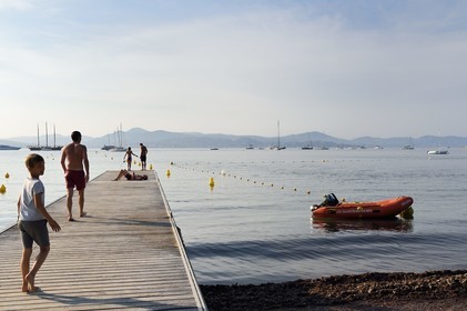 France, Var (83), Saint-Tropez,  baie des Canebiers, ponton sur la plage des Canebiers