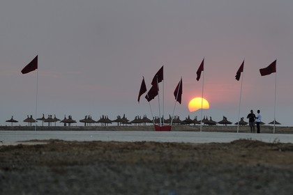 Maroc, région de l'Oriental, station balnéaire de Mediterrania Saïdia, coucher de soleil sur la plage