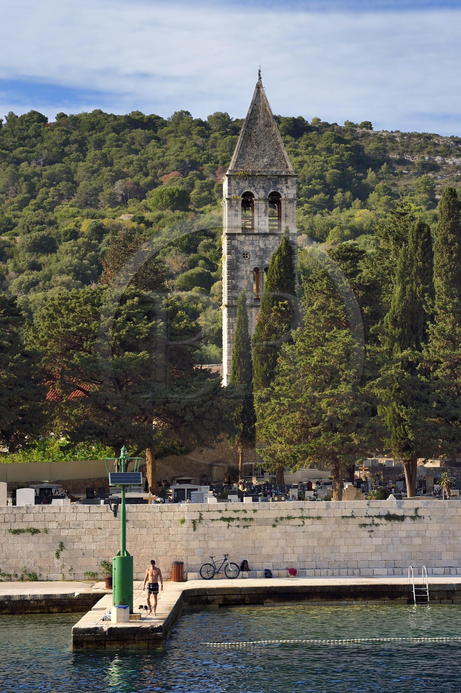 Croatie, Dalmatie, cote dalmate, Ile de Vis, village de Vis, monastère Saint-Jérome édifié au XVIe siècle par les franciscains sur la petite péninsule de Pirovo