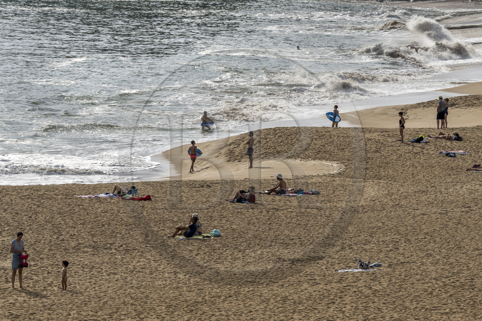 France, Loire-Atlantique (44), Estuaire de la Loire, Saint-Nazaire, baigneurs sur la plage de la Courance à Saint-Marc-sur-Mer