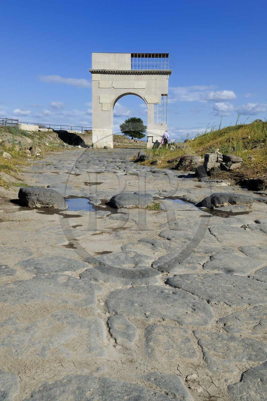 Italie, Latium, province de Viterbe, Montalto di Castro, antique cité étrusque de Vulci, arc de triomphe reconstitué