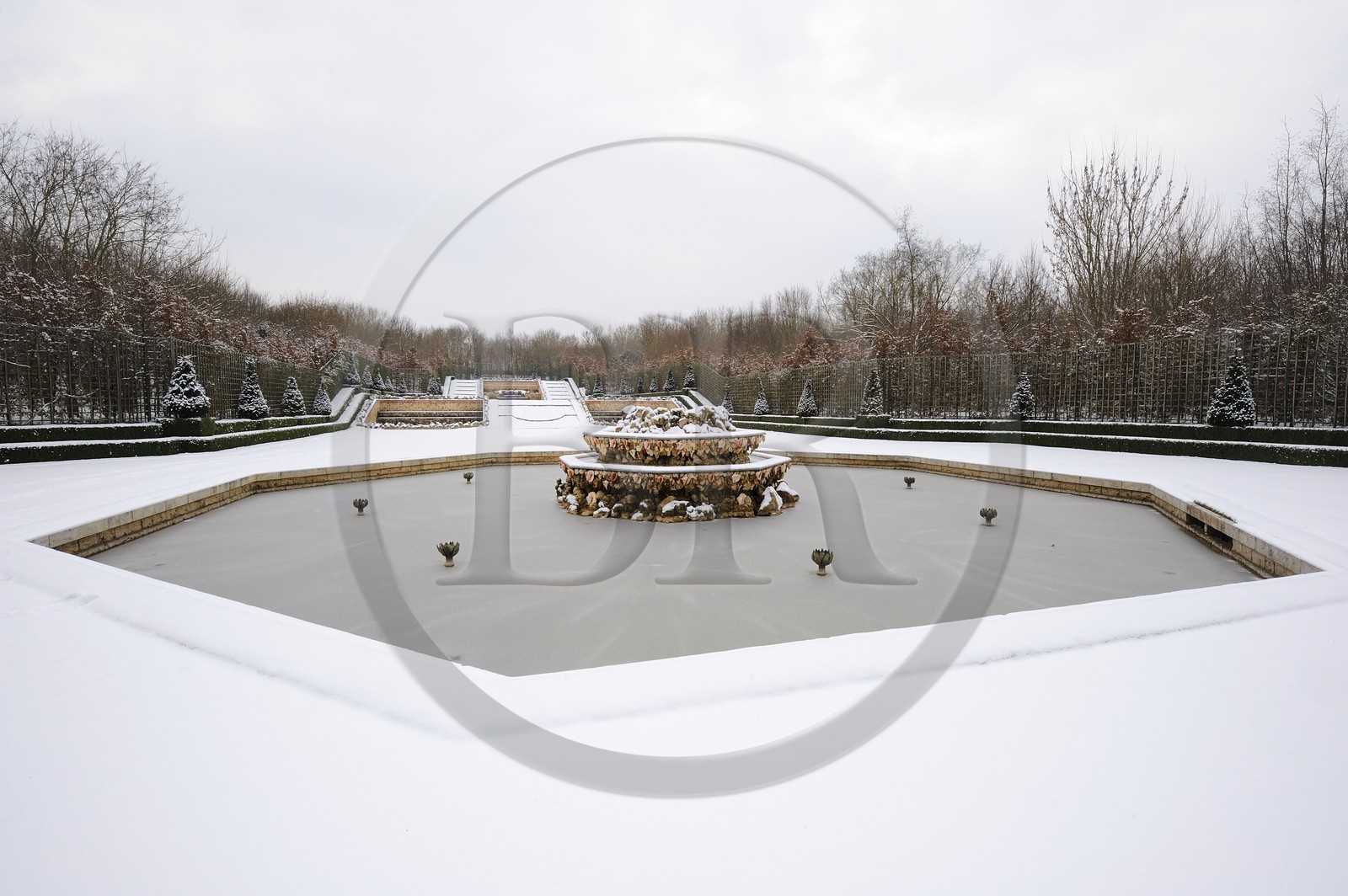France, Yvelines (78), parc du château de Versailles sous la neige, classé Patrimoine Mondial de l'UNESCO, le Bosquet des Trois Fontaines