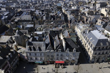 France, Finistère (29), Quimper, la place Saint-Corentin à l'ombre de la cathédrale