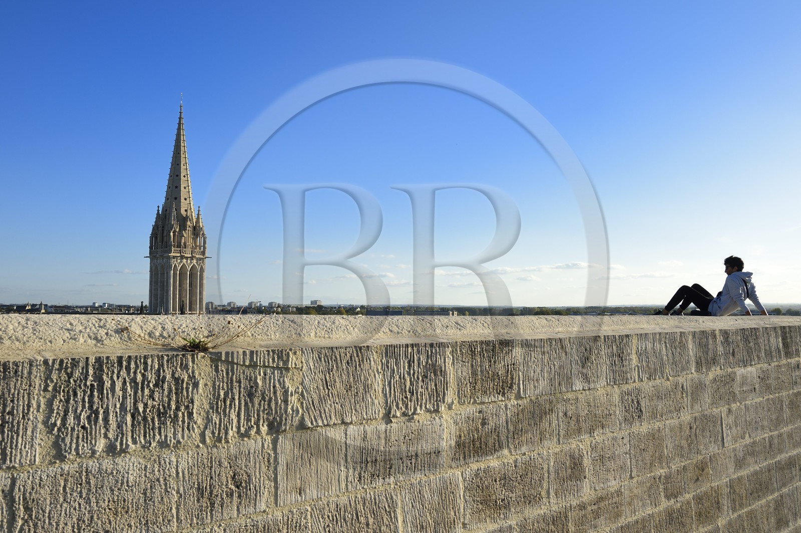 France, Calvados (14), Caen, le château ducal de Guillaume le Conquerant, les remparts et le clocher de l'église Saint-Pierre en arrière plan