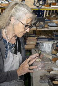 France, Vaucluse (84), Dentelles de Montmirail, le village médiéval de Séguret, labellisé Les Plus Beaux Villages de France, atelier de Kti Sias qui créé des bijoux en céramique