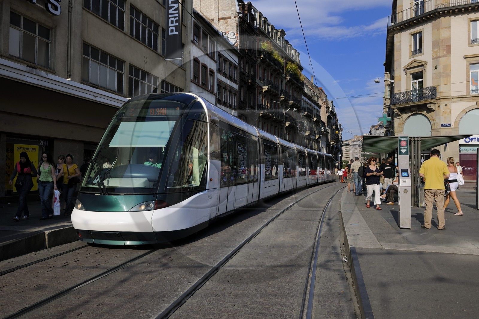 France, Bas-Rhin (67), Strasbourg, le tramway rue de la Mesange