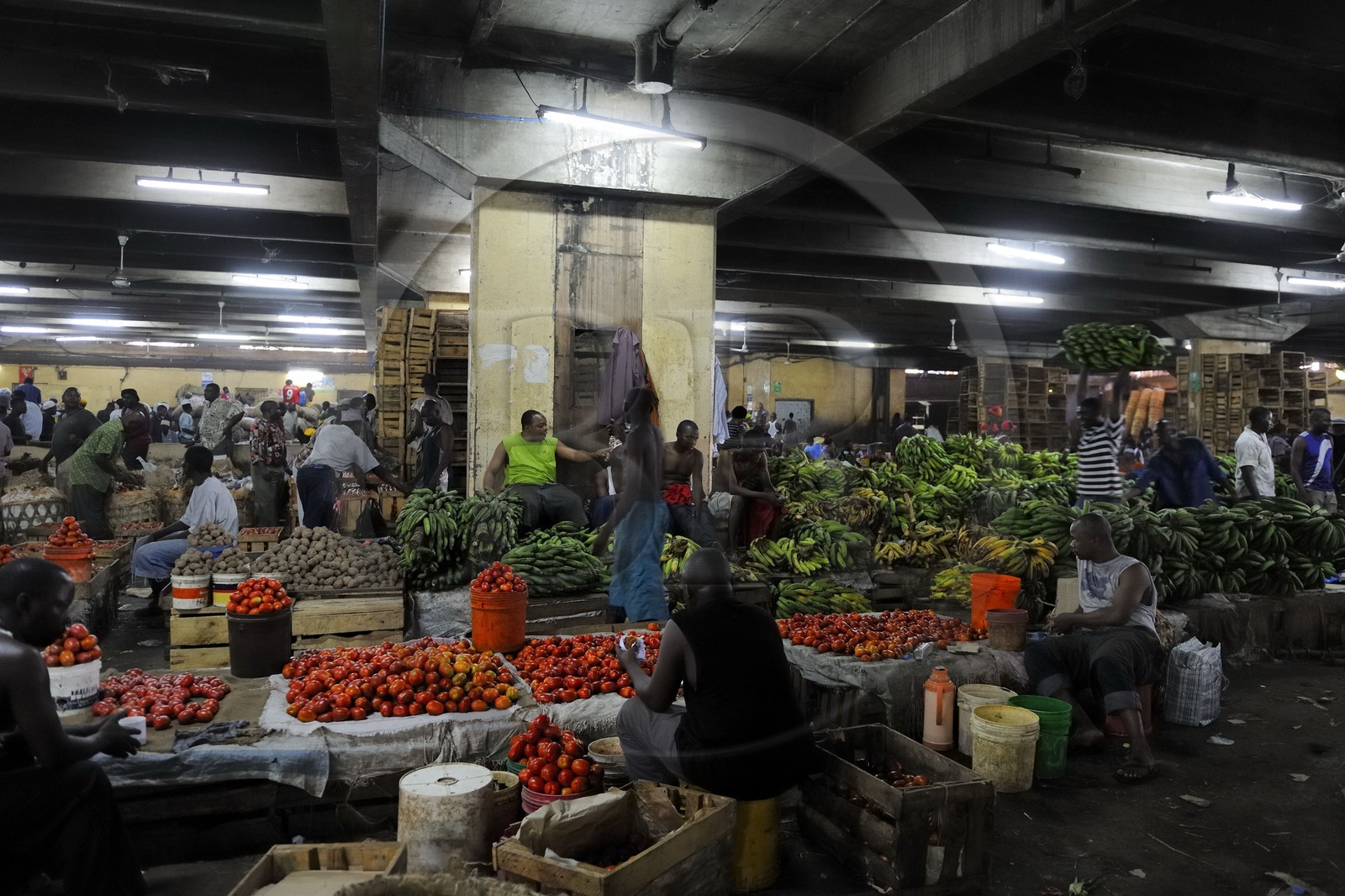 Tanzanie, Dar es-Salaam, le grand marché central de Kariakoo, la partie basse au sous-sol