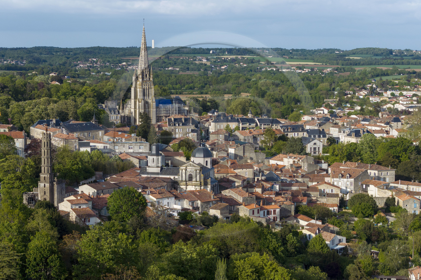 France, Vendée (85), Fontenay-le-Comte, la ville dominée par la flèche de l'église Notre-Dame du XVe siècle (vue aérienne)